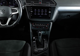 Подержанный автомобиль Volkswagen Tiguan 2021 года (14 фото)