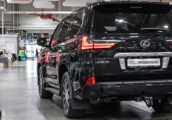 Подержанный автомобиль Lexus LX 2015 года (10 фото)