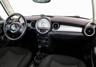 Подержанный автомобиль MINI Hatch 2011 года (9 фото)