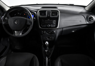 Подержанный автомобиль Renault Sandero 2017 года (14 фото)