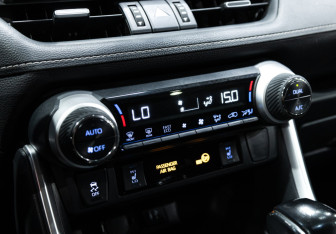 Подержанный автомобиль Toyota RAV4 2020 года (16 фото)