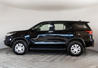 Подержанный автомобиль Toyota Fortuner 2019 года (8 фото)