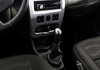 Подержанный автомобиль Renault Sandero 2014 года (11 фото)