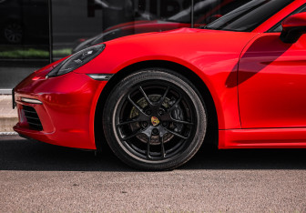 Подержанный автомобиль Porsche Cayman 2018 года (39 фото)