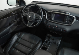 Подержанный автомобиль Kia Sorento 2017 года (8 фото)