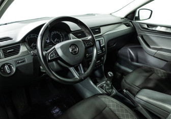 Подержанный автомобиль Skoda Rapid Liftback 2018 года (11 фото)