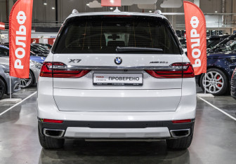 Подержанный автомобиль BMW X7 2020 года (10 фото)
