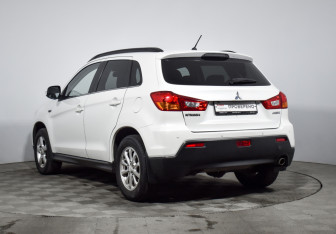 Подержанный автомобиль Mitsubishi ASX 2011 года (7 фото)