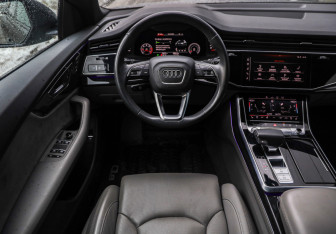 Подержанный автомобиль Audi Q8 2019 года (11 фото)