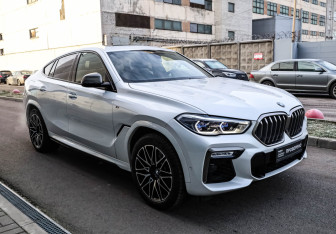 Подержанный автомобиль BMW X6 2020 года (3 фото)