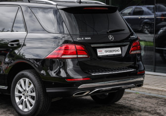 Подержанный автомобиль Mercedes-Benz GLE 2016 года (11 фото)