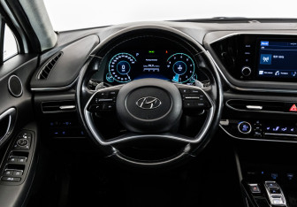 Подержанный автомобиль Hyundai Sonata 2020 года (14 фото)