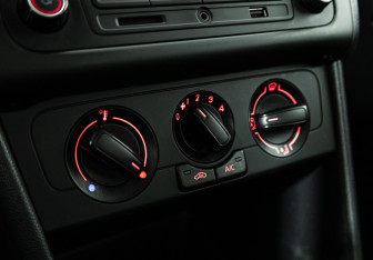 Подержанный автомобиль Volkswagen Polo Sedan 2015 года (15 фото)