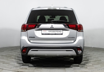 Подержанный автомобиль Mitsubishi Outlander 2019 года (6 фото)