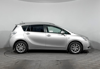 Подержанный автомобиль Toyota Verso 2010 года (4 фото)