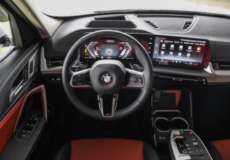 Подержанный автомобиль BMW X1 2024 года (14 фото)