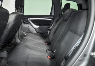 Подержанный автомобиль Nissan Terrano 2015 года (12 фото)