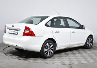 Подержанный автомобиль Ford Focus Sedan 2011 года (5 фото)