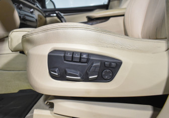 Подержанный автомобиль BMW X5 2014 года (10 фото)