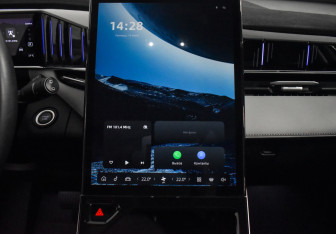 Подержанный автомобиль Geely Atlas 2023 года (17 фото)