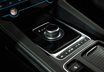 Подержанный автомобиль Jaguar F-Pace 2016 года (21 фото)