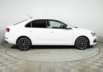 Подержанный автомобиль Skoda Rapid Liftback 2021 года (4 фото)