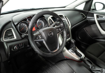 Подержанный автомобиль Opel Astra Hatchback 2012 года (11 фото)