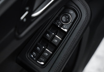 Подержанный автомобиль Porsche Macan 2016 года (29 фото)