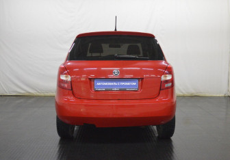 Подержанный автомобиль Skoda Fabia Hatchback 2013 года (6 фото)