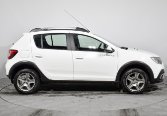 Подержанный автомобиль Renault Sandero 2022 года (4 фото)