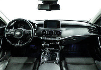 Подержанный автомобиль Kia Stinger 2019 года (13 фото)
