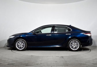 Подержанный автомобиль Toyota Camry Sedan 2020 года (8 фото)