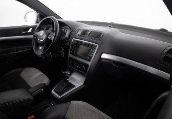 Подержанный автомобиль Skoda Octavia RS Liftback 2011 года (16 фото)