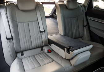 Подержанный автомобиль Audi e-tron 2021 года (35 фото)