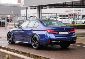Подержанный автомобиль BMW M5 Sedan 2022 года (8 фото)