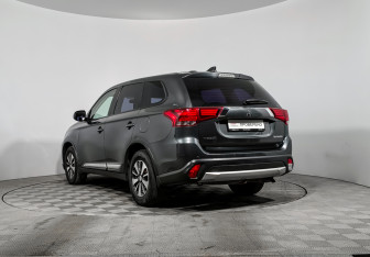 Подержанный автомобиль Mitsubishi Outlander 2018 года (7 фото)