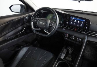 Подержанный автомобиль Hyundai Elantra Sedan 2023 года (8 фото)