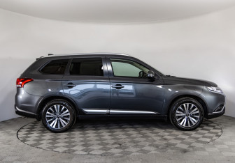 Подержанный автомобиль Mitsubishi Outlander 2021 года (4 фото)