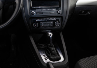 Подержанный автомобиль Volkswagen Jetta Sedan 2012 года (11 фото)