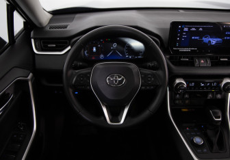 Подержанный автомобиль Toyota RAV4 2024 года (10 фото)