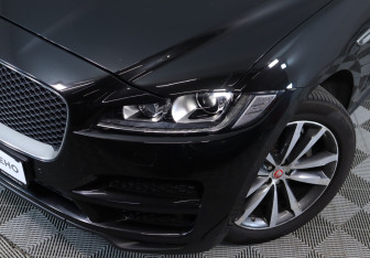 Подержанный автомобиль Jaguar F-Pace 2016 года (10 фото)