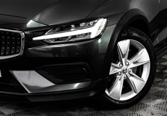 Подержанный автомобиль Volvo V60 Cross Country 2020 года (2 фото)