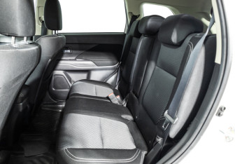 Подержанный автомобиль Mitsubishi Outlander 2019 года (10 фото)