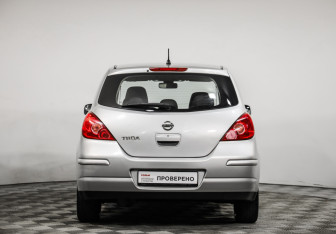 Подержанный автомобиль Nissan Tiida Hatchback 2008 года (6 фото)