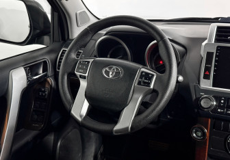 Подержанный автомобиль Toyota Land Cruiser Prado 2015 года (16 фото)