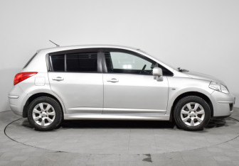 Подержанный автомобиль Nissan Tiida Hatchback 2013 года (4 фото)