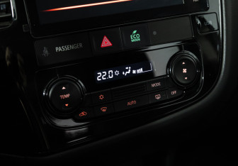 Подержанный автомобиль Mitsubishi Outlander 2022 года (16 фото)