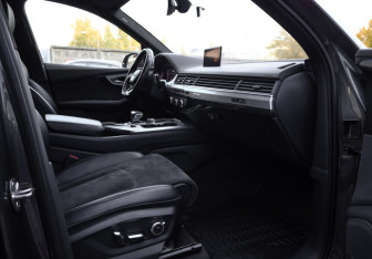 Подержанный автомобиль Audi Q7 2015 года (28 фото)