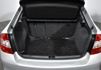 Подержанный автомобиль Skoda Rapid Liftback 2014 года (15 фото)