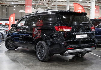 Подержанный автомобиль Kia Carnival 2017 года (10 фото)